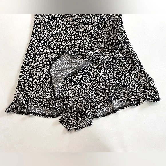 NWT Urban Outfitters Leopard Print Romper Size Small - Picture 6 of 7